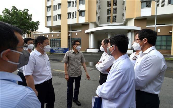 Phó Thủ tướng Vũ Đức Đam kiểm tra Bệnh viện dã chiến Thu Dung điều trị COVID-19 số 2 và trao đổi với lãnh đạo bệnh viện. (Ảnh: TTXVN)