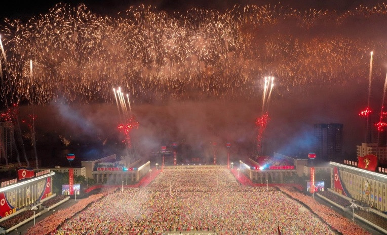 Trình diễn pháo hoa trong cuộc diễu hành được tổ chức nhân kỷ niệm 73 năm thành lập nước Cộng hòa Dân chủ Nhân dân Triều Tiên, tại quảng trường Kim Nhật Thành ở Bình Nhưỡng. (Nguồn: aljazeera.com)