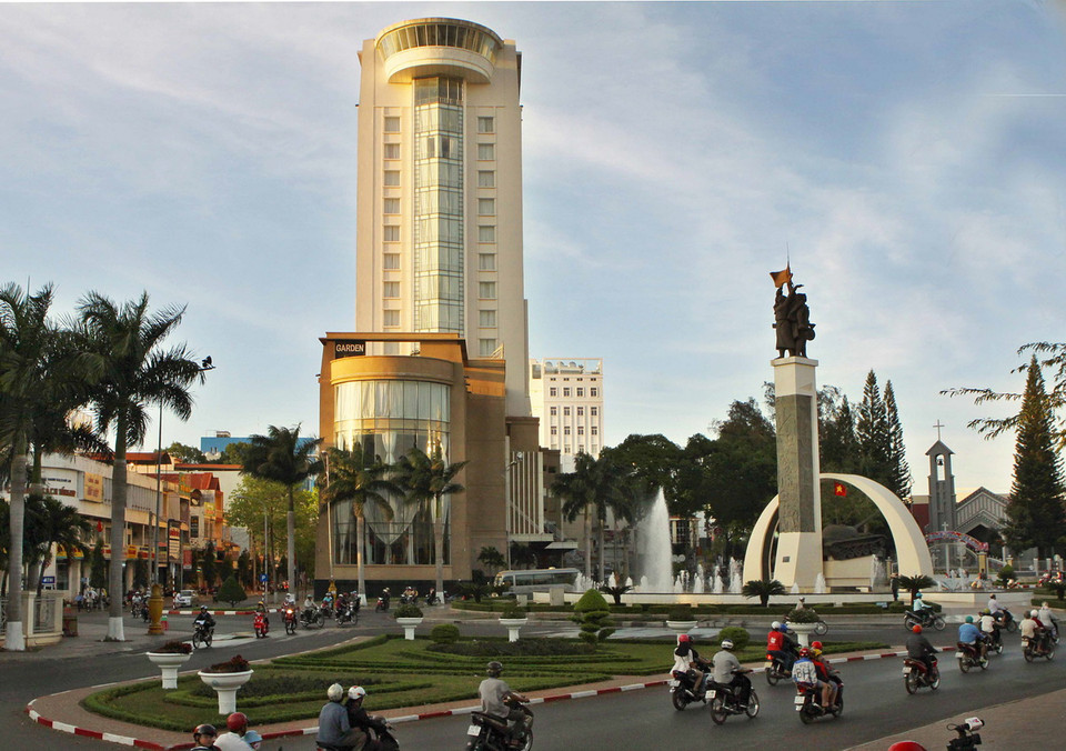 Thành phố trẻ trung hiện đại, luôn tấp nập xe cộ.