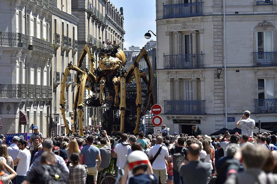Con nhện máy 38 tấn đã thu hút sự chú ý của đông đảo người dân. (Nguồn: CCTVNews)