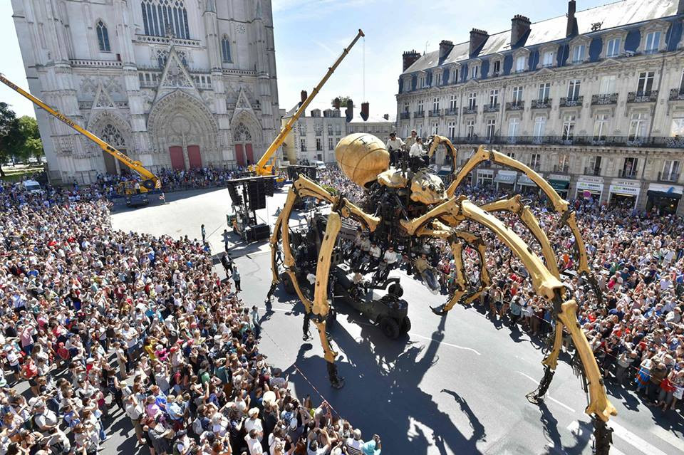 Thoạt nhìn, nhiều người sẽ nghĩ đây là một cảnh trong bộ phim bom tấn nào đó ở Hollywood nhưng kỳ thực, đây lại là cảnh tượng thật diễn ra ngay trên đường phố ở miền Tây nước Pháp ngày 9/7. (Nguồn: CCTVNews)