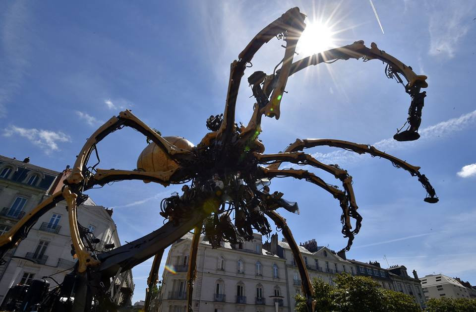 Đây là con nhện máy khổng lồ tên là Kumo đang được điều khiển trình diễn trên phố, trước nhà thờ Nantes. (Nguồn: CCTVNews)