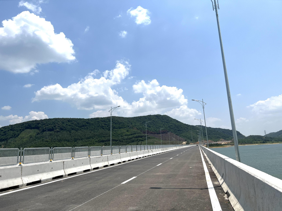 Điểm nhấn trên tuyến là cầu vượt hồ dài nhất cao tốc Bắc - Nam, cầu vượt hồ Yên Mỹ. (Ảnh: Trần Hương Sơn/Vietnam+)