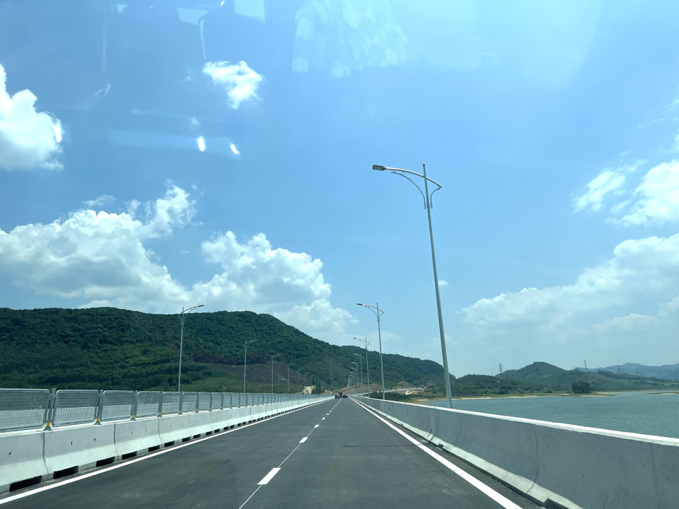 Điểm nhấn trên tuyến là cầu vượt hồ dài nhất cao tốc Bắc - Nam, cầu vượt hồ Yên Mỹ. (Ảnh: Trần Hương Sơn/Vietnam+)