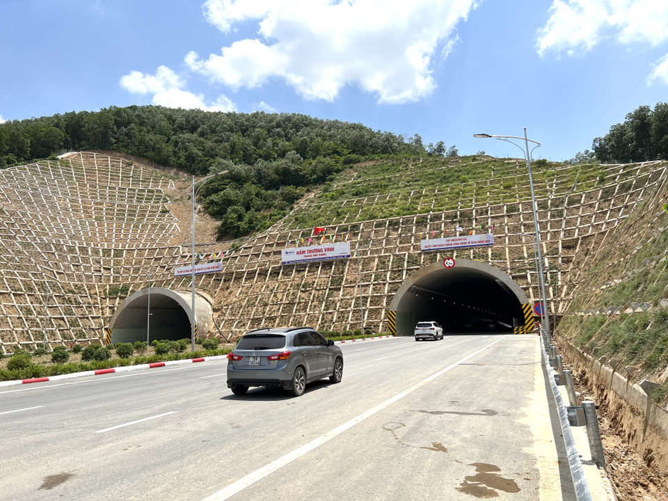 Tuyến đường có đoạn thi công xuyên núi (Ảnh: Trần Hương Sơn/Vietnam+)