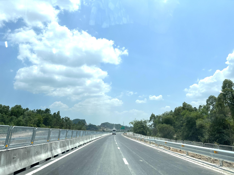 Giai đoạn hoàn chỉnh sẽ có 6 làn xe, nền đường 32,25 m, vận tốc thiết kế 100-120 km/h. (Ảnh: Trần Hương Sơn/Vietnam+)