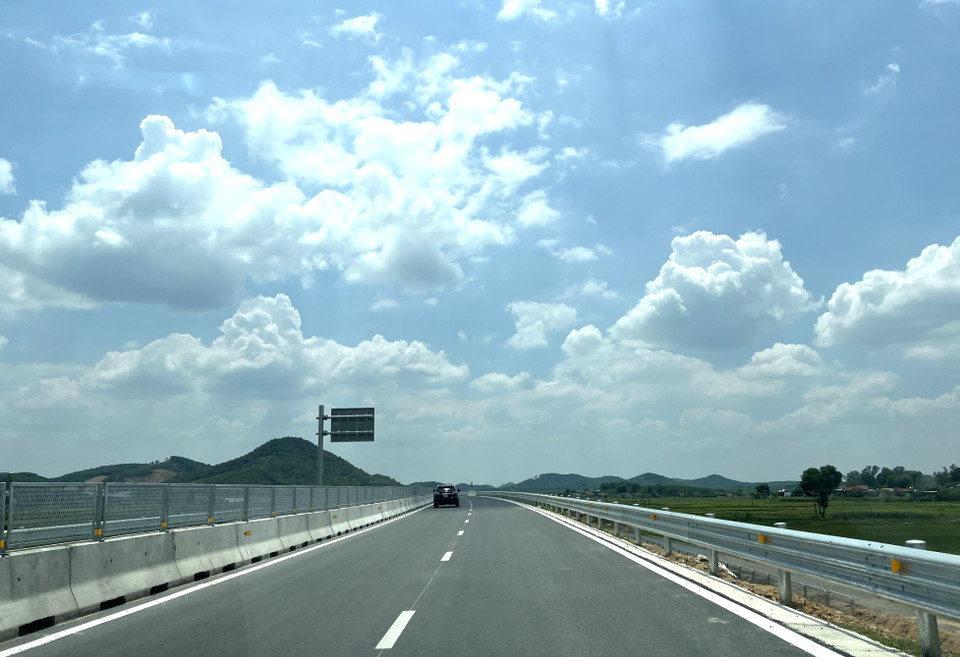 Các đoạn cao tốc này được xây dựng 4 làn xe, nền đường 17 m, vận tốc thiết kế 80 km/h, không có làn dừng khẩn cấp. (Ảnh: Trần Hương Sơn/Vietnam+)