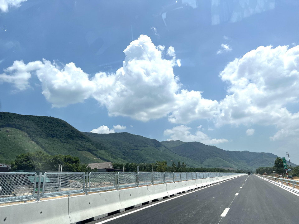Với việc đưa 2 đoạn nối từ Quốc lộ 45, tỉnh Thanh Hóa tới huyện Diễn Châu vào khai thác, dự án đường bộ cao tốc Bắc - Nam giai đoạn 1 tiếp tục được nối dài thêm 100km, đồng thời rút ngắn được ít nhất 1/3 thời gian đi lại từ Hà Nội về Nghệ An. (Ảnh: Trần Hương Sơn/Vietnam+)