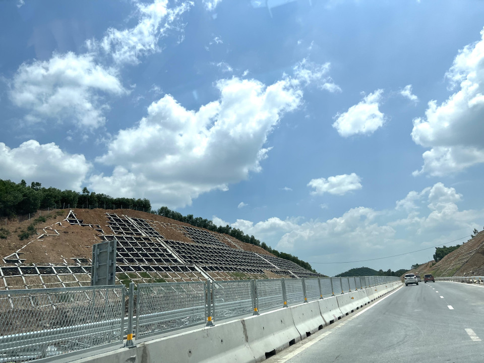 Một số hạng mục công việc còn lại (đường gom, đường dân sinh), Ban quản lý dự án 2 cam kết hoàn thành theo đúng tiến độ trước ngày 31/12/2023. (Ảnh: Trần Hương Sơn/Vietnam+)