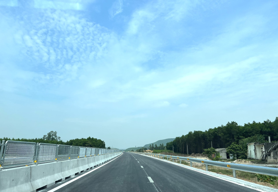 Với việc đưa 2 đoạn nối từ Quốc lộ 45, tỉnh Thanh Hóa tới huyện Diễn Châu vào khai thác, dự án đường bộ cao tốc Bắc - Nam giai đoạn 1 tiếp tục được nối dài thêm 100km, đồng thời rút ngắn được ít nhất 1/3 thời gian đi lại từ Hà Nội về Nghệ An. (Ảnh: Trần Hương Sơn/Vietnam+)