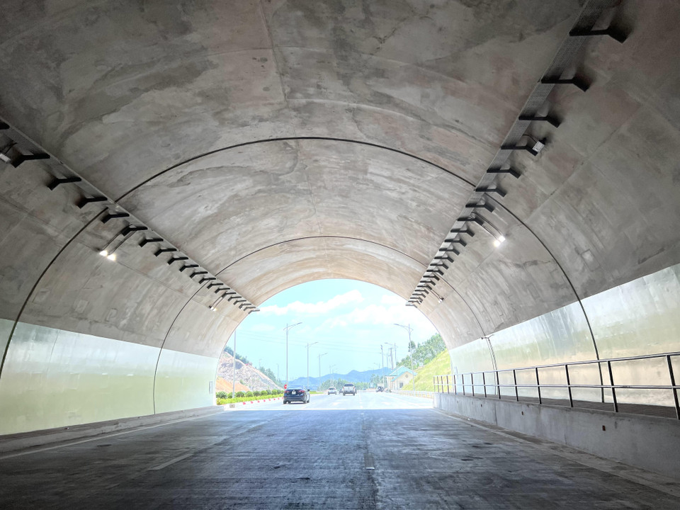 Tuyến đường có đoạn thi công xuyên núi (Ảnh: Trần Hương Sơn/Vietnam+)