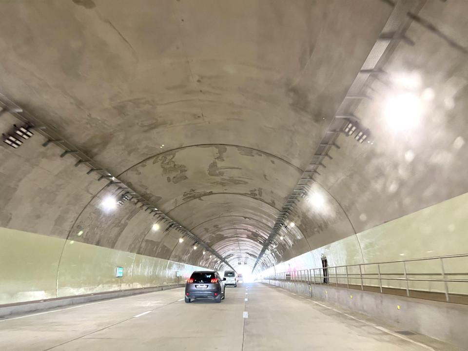 Tuyến đường có đoạn thi công xuyên núi (Ảnh: Trần Hương Sơn/Vietnam+)