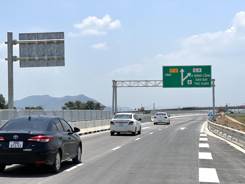 Sau khi thông xe, hai đoạn cao tốc tạm thời chưa thu phí. (Ảnh: Trần Hương Sơn/Vietnam+)