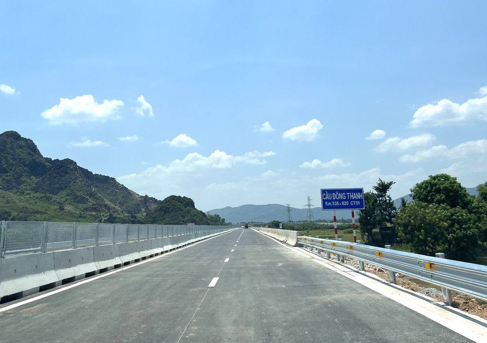 Dọc hai tuyến đường có tổng số 18 cầu lớn nhỏ (Ảnh: Trần Hương Sơn/Vietnam+)