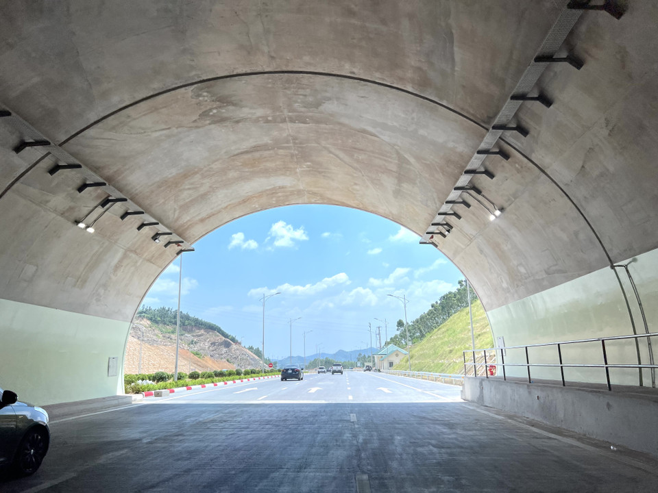 Hầm Trường Vinh xuyên núi Mồng Gà, nối thị xã Nghi Sơn (Thanh Hóa) với thị xã Hoàng Mai (Nghệ An) với 2 ống hầm hoàn chỉnh dài 450m. (Ảnh: Trần Hương Sơn/Vietnam+)