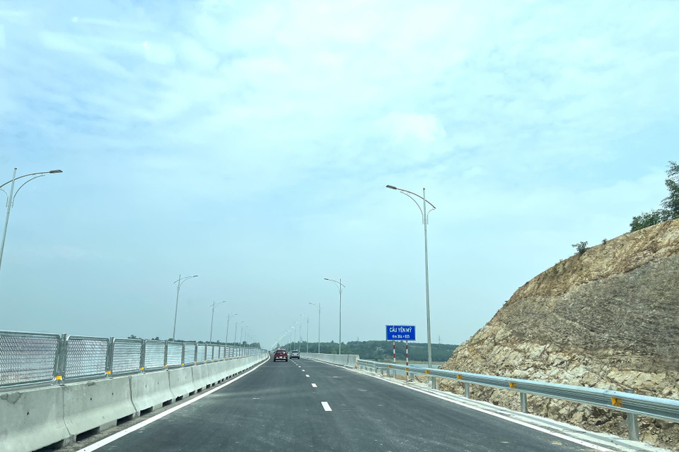 Điểm nhấn trên tuyến là cầu vượt hồ dài nhất cao tốc Bắc - Nam, cầu vượt hồ Yên Mỹ. (Ảnh: Trần Hương Sơn/Vietnam+)