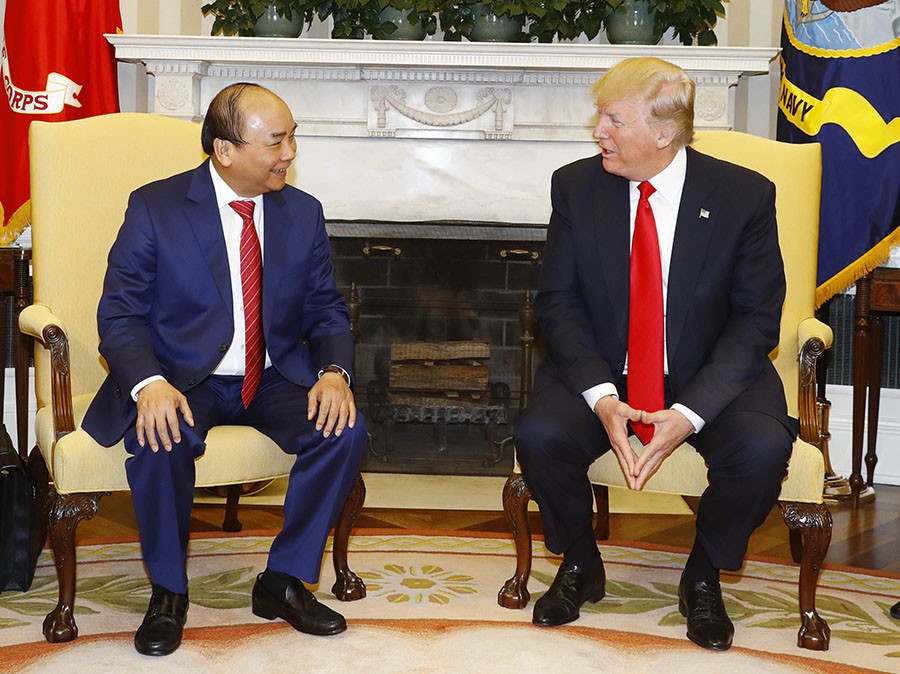  Thủ tướng Nguyễn Xuân Phúc và Tổng thống Hợp chúng quốc Hoa Kỳ Donald Trump gặp gỡ báo chí tại Phòng Bầu dục (Oval Room). (Ảnh: Thống Nhất/TTXVN)