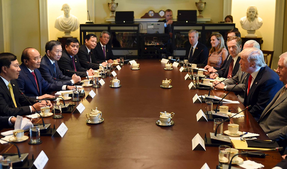 Sau đó, Thủ tướng Nguyễn Xuân Phúc và Tổng thống Donald Trump bắt đầu cuộc hội đàm tại Phòng Nội các (Cabinet Room). (Nguồn: Thông tin Chính phủ)