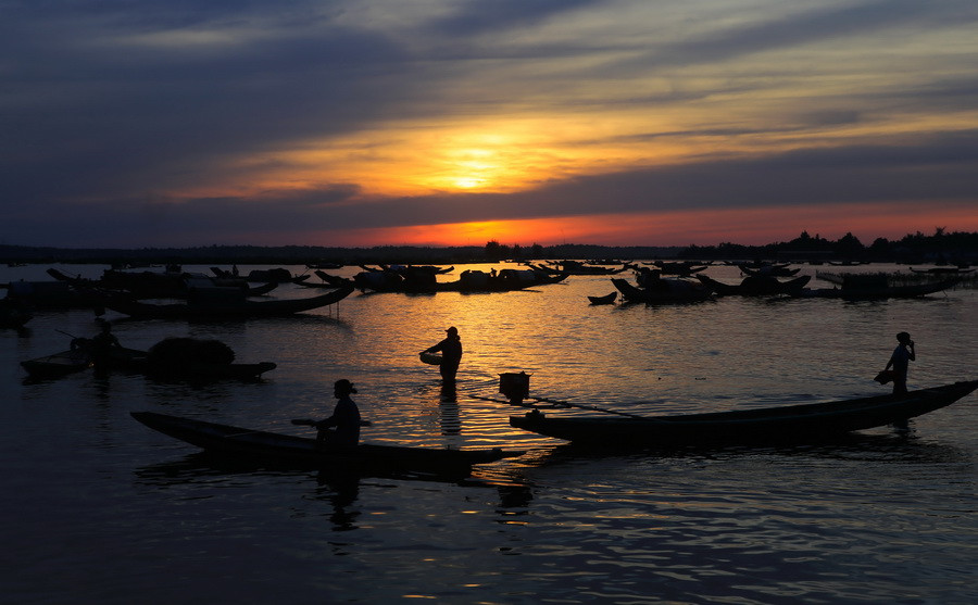 Bình minh trên đầm Quảng Lợi. (Ảnh: Hồ Cầu/TTXVN)