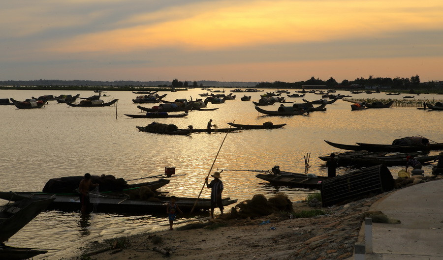 Bình minh trên đầm Quảng Lợi. (Ảnh: Hồ Cầu/TTXVN)