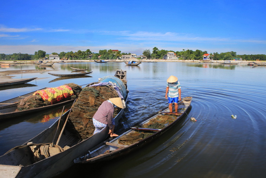 Người dân mưu sinh trên đầm phá Quảng Lợi. (Ảnh: Hồ Cầu/TTXVN)