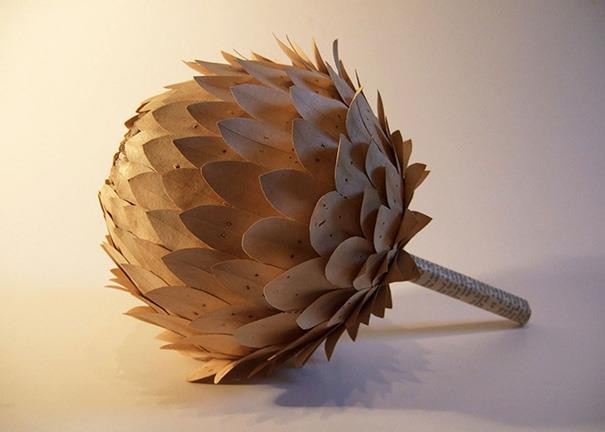 Cô từng chia sẻ: 'Tôi bắt đầu đam mê này cách đây 3 năm, tôi tách những trang sách, cắt nhỏ chúng và lại dán lại với nhau để tạo hình cuối cùng. Để có được chất liệu ưng ý, tôi phải tìm những quyển sách cũ thích hợp. (Nguồn: CCTVNews)