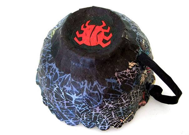 Chỉ cần dùng những trang giấy cũ, Cecilia có thể biến chúng thành những vật dụng hàng ngày như đèn, chén, bông hoa. (Nguồn: CCTVNews)