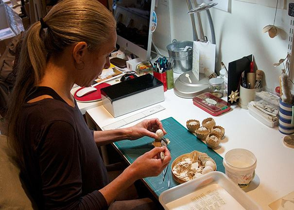 Cecilia đã sử dụng đam mê của mình để biến những dòng chữ thành vật trang trí đầy tính nghệ thuật. (Nguồn: CCTVNews)