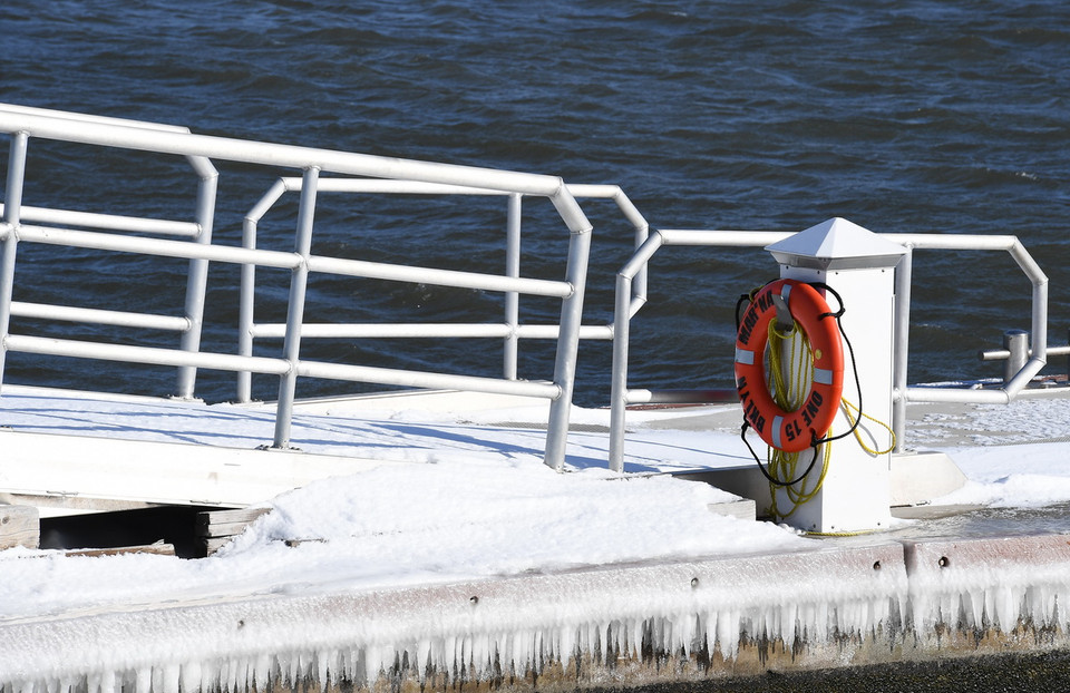 Lớp băng tuyên trên lan can cầu cảng ở Brooklyn, New York, ngày 5/1. (Nguồn: AFP)