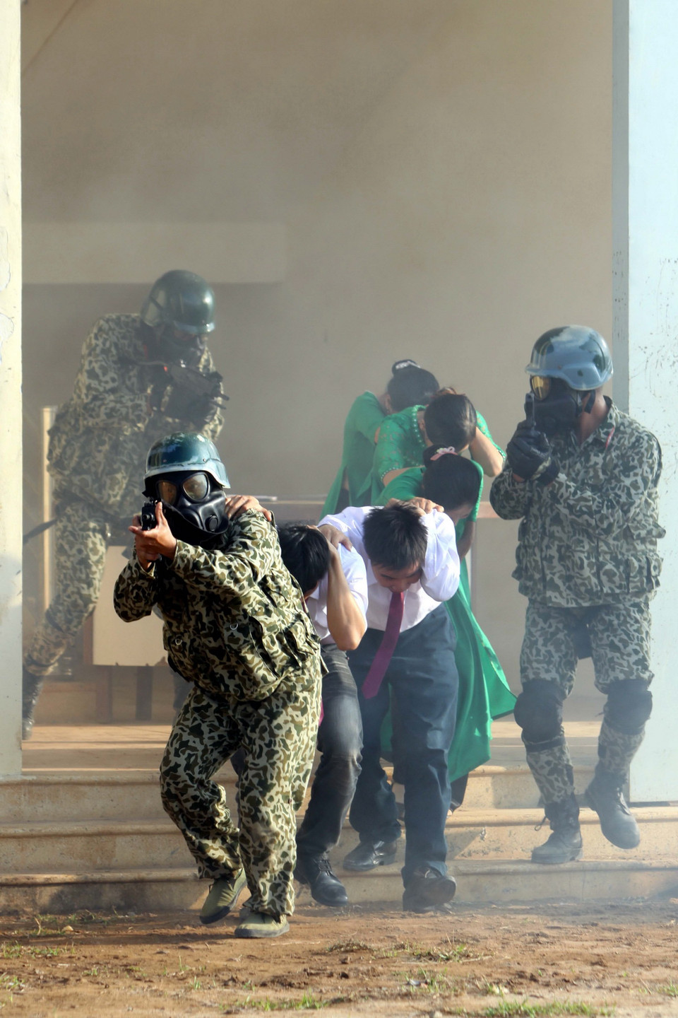 Các lực lượng đặc công tiến công, giải thoát con tin trong tình huống giả định.(Ảnh: An Hiếu/TTXVN)