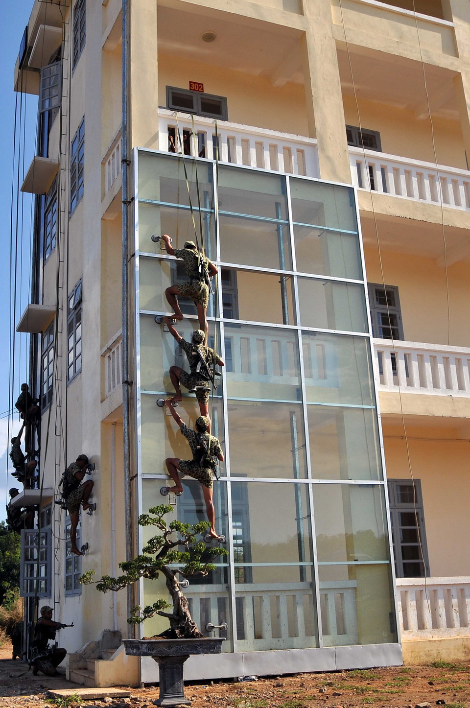 Bộ đội đặc công trình diễn kỹ thuật vận động leo nhà cao tầng. (Ảnh: An Hiếu/TTXVN)