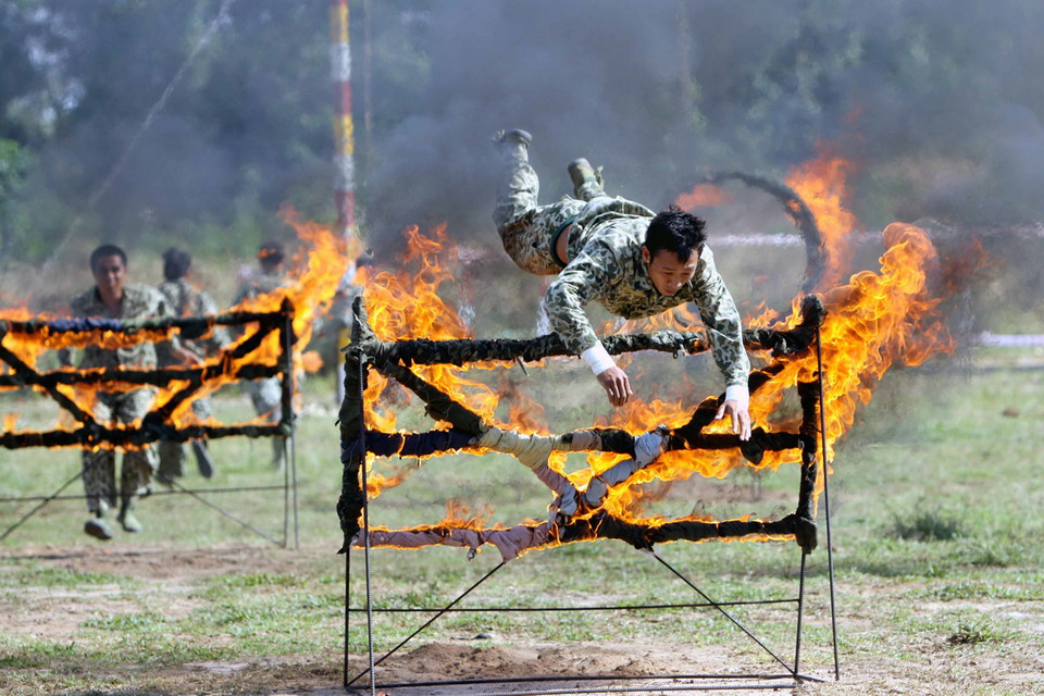 Bộ đội đặc công trình diễn kỹ thuật vận động vượt chướng ngại vật. (Ảnh: An Hiếu/TTXVN)