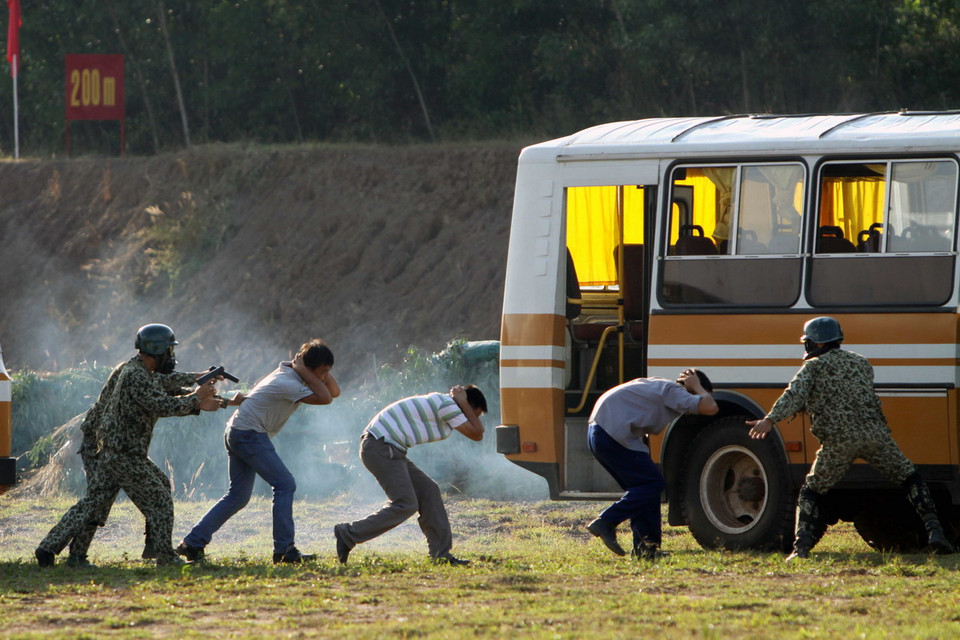 Các lực lượng đặc công tiến công, giải thoát con tin trong tình huống giả định. (Ảnh: An Hiếu/TTXVN)
