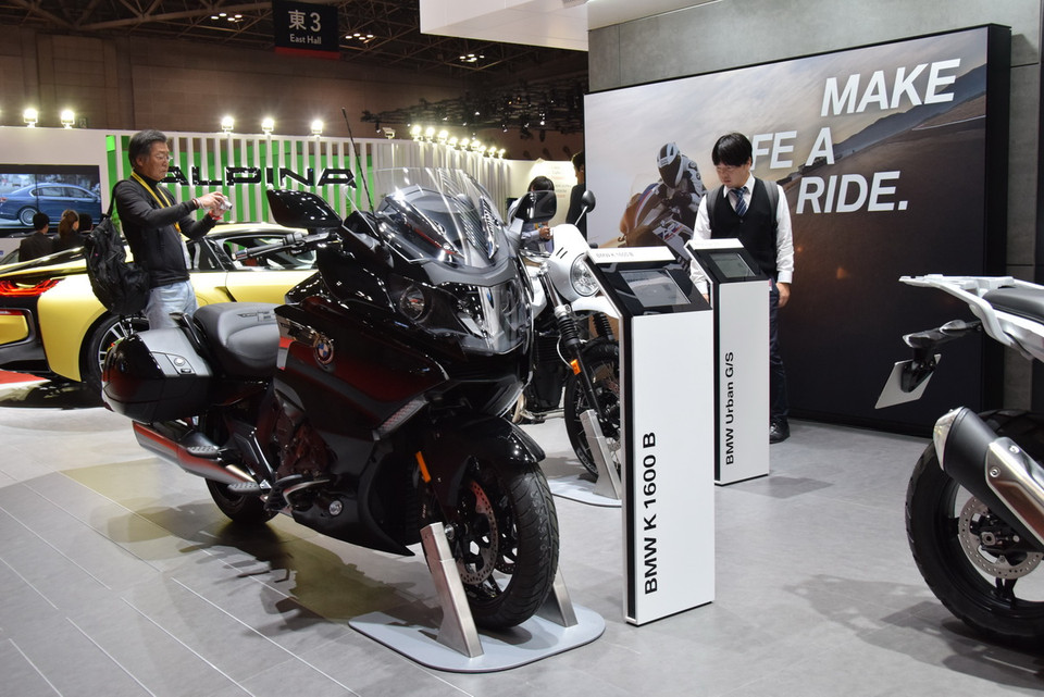 Các mẫu môtô phân khối lớn của hãng BMW. (Ảnh: Cẩm Tuyến/Vietnam+)