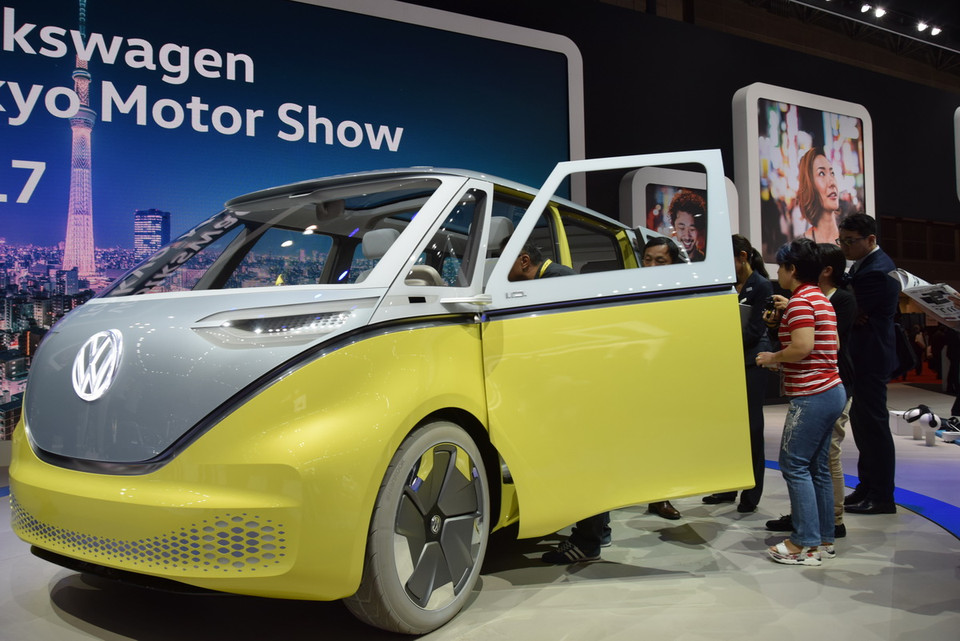 Khách tham quan tìm hiểu mẫu Microbus ID Buzz của Volkswagen. (Ảnh: Cẩm Tuyến/Vietnam+)