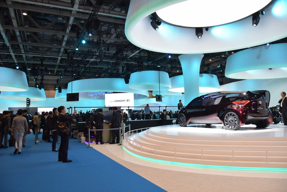 Gian triển lãm của hãng xe Toyota. (Ảnh: Cẩm Tuyến/Vietnam+)