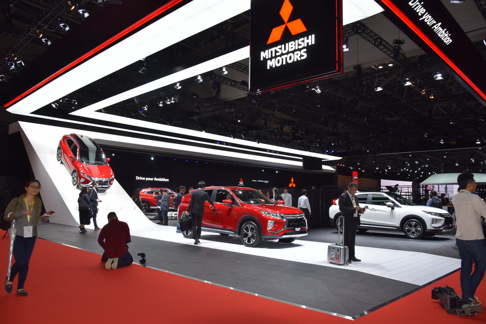 Gian triển lãm xe của hãng xe Misubishi. (Ảnh: Cẩm Tuyến/Vietnam+)