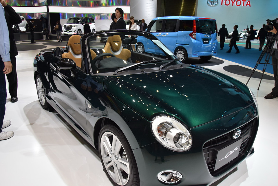 Mẫu xe mui trần của Daihatsu. (Ảnh: Cẩm Tuyến/Vietnam+) 