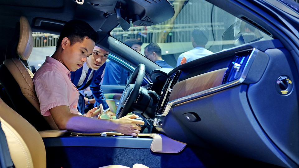 Khách tham quan trải nghiệm thử các mẫu xe tại triển lãm. (Ảnh: Thế Anh/Vietnam+)