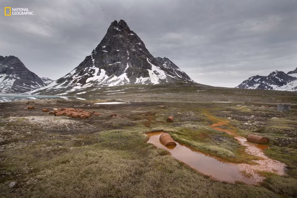 Cảnh tượng ở vùng East Greenland. Nơi đây từng có một căn cứ không quân vào Thế Chiến 2. Tuy nhiên, căn cứ này đã bị huỷ bỏ vào năm 1947 và tất cả mọi thứ chỉ còn là tàn tích, từ xe quân sự, cơ sở vật chất, thuốc nổ tới hơn 10.000 bình chứa nhiên liệu máy bay. (Nguồn: businessinsider.com)