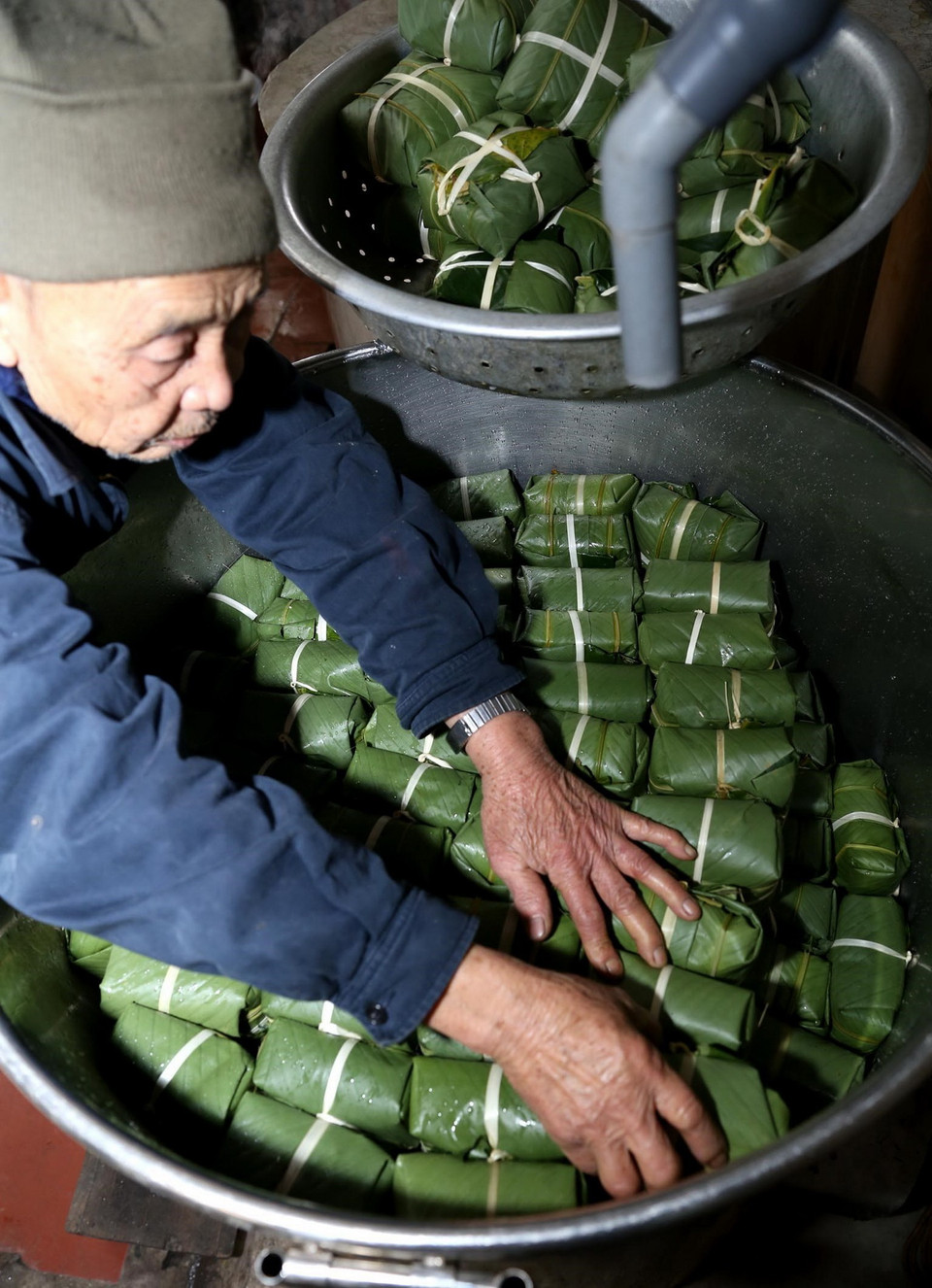 Dịp Tết Nguyên đán Mậu Tuất năm nay, các hộ gia đình trong làng bắt đầu sản xuất từ 10/12 âm lịch năm trước đến hết ngày 23/1 âm lịch năm sau. (Ảnh: Vũ Sinh/TTXVN)