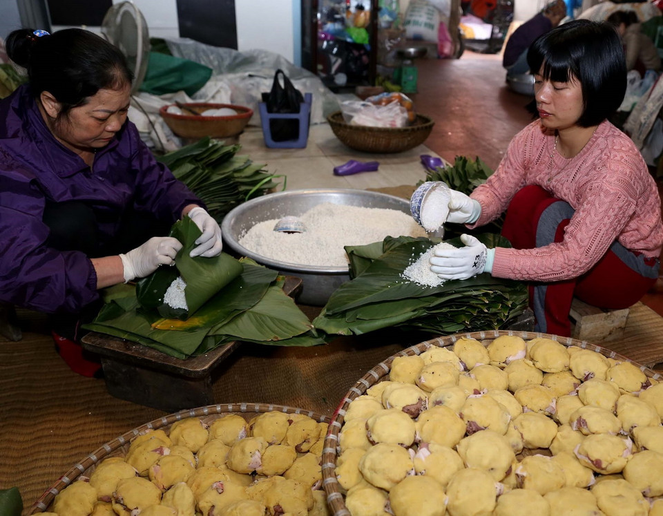 Sản lượng bánh cung cấp cho thị trường ước đạt khoảng 470.000 chiếc đảm bảo chất lượng vệ sinh an toàn thực phẩm. (Ảnh: Vũ Sinh/TTXVN)