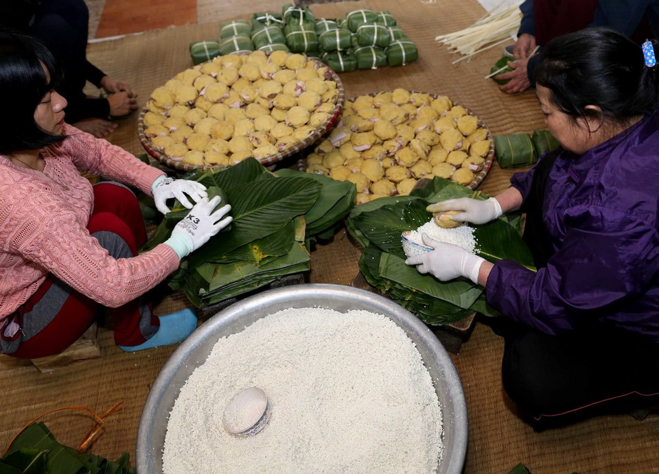 Gói bánh tại gia đình chị Nguyễn Thị Hường, làng Tranh Khúc. (Ảnh: Vũ Sinh/TTXVN)