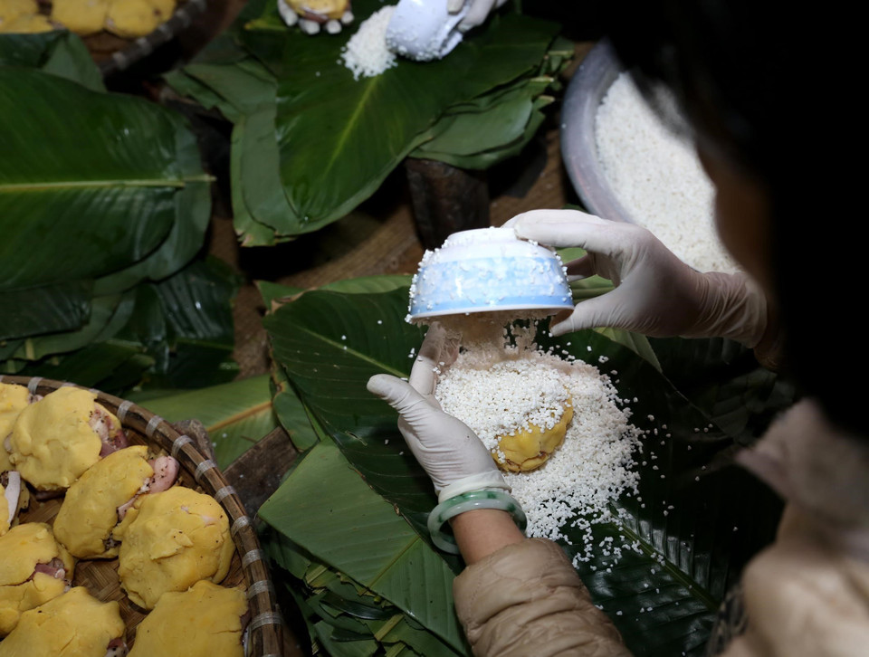 Làng Tranh Khúc thuộc xã Duyên Hà, huyện Thanh Trì (Hà Nội) từ lâu nổi tiếng với nghề gói bánh chưng. (Ảnh: Vũ Sinh/TTXVN)