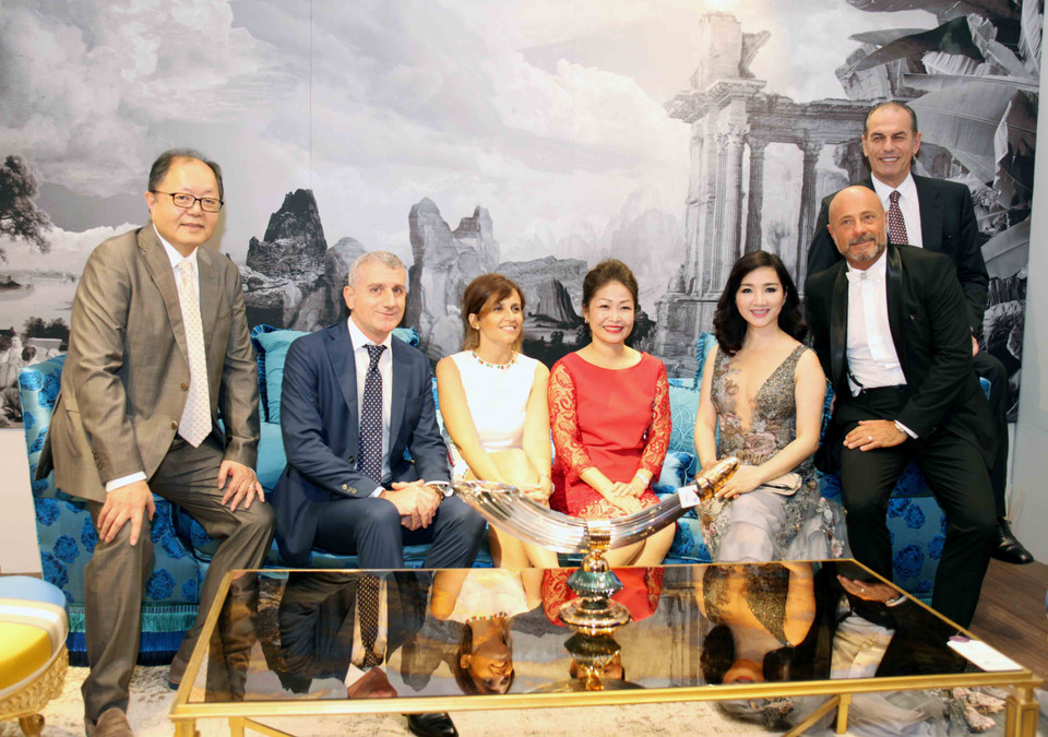 Các đại diện của Đại sứ quán Italy và các thương hiệu lừng danh tại Việt Nam, Hoa hậu Đền Hùng Giáng My chụp ảnh lưu niệm tại triển lãm. (Ảnh: Doãn Đức/Vietnam+)