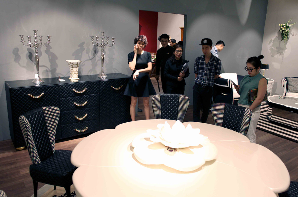 Tất cả những sản phẩm được lựa chọn trưng bày tại triển lãm đều mang phong cách cổ điển mà sang trọng, tinh tế mà đẳng cấp. (Ảnh: Doãn Đức/Vietnam+)