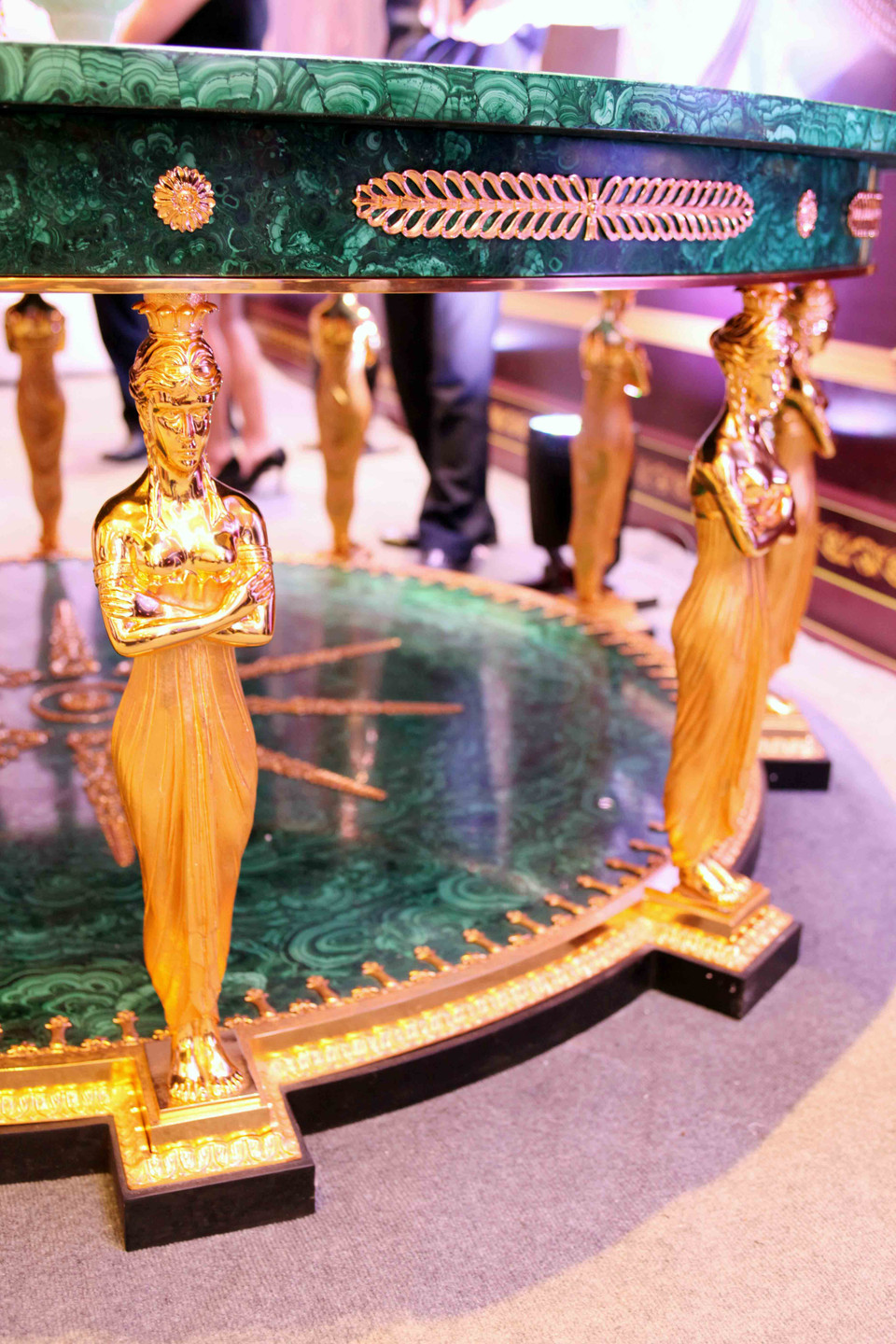 Chân bàn hình thần Venus bằng hợp chất đồng mạ vàng 24K. (Ảnh: Doãn Đức/Vietnam+)