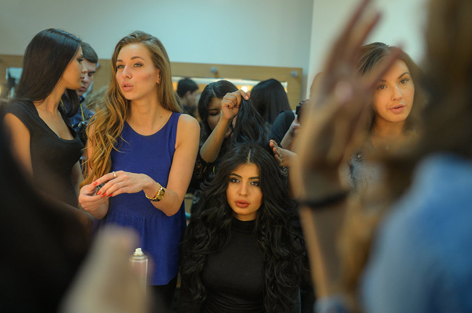 Các bóng hồng chuẩn bị cho phần trình diễn. (Nguồn: Sputniknews)