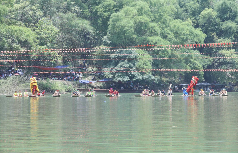 Theo Ban Tổ chức, mỗi đội thi gồm 3 vận động viên phải vượt qua 3 vòng trên khúc sông dài 1.000m. Đặc biệt, trước khi về đích, mỗi bè phải lật 3 vòng trước đình thờ thần Rắn-nhằm tái hiện hình ảnh chàng Rắn chiến đấu với lũ thuồng luồng gian ác và uốn mình 3 vòng trên sông để từ biệt cha mẹ, dân làng... (Ảnh: Anh Tuấn/TTXVN)