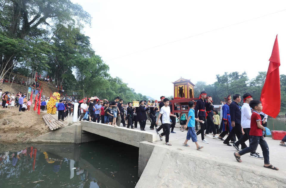 Mâm lễ được làm từ các sản vật địa phương như: Lợn quay, gà, mâm xôi cẩm, xôi gấc, bánh dày, bánh ngải, chai rượu, hoa quả, bánh kẹo…. mang nét đặc trưng rất riêng của văn hóa ẩm thực Lạng Sơn nói chung, bà con các dân tộc Tày, Nùng huyện Bình Gia nói riêng. Trong ảnh: Nghi thức rước kiệu Thần Rắn tại Lễ hội Phài Lừa xã Hồng Phong. (Ảnh: Anh Tuấn/TTXVN)